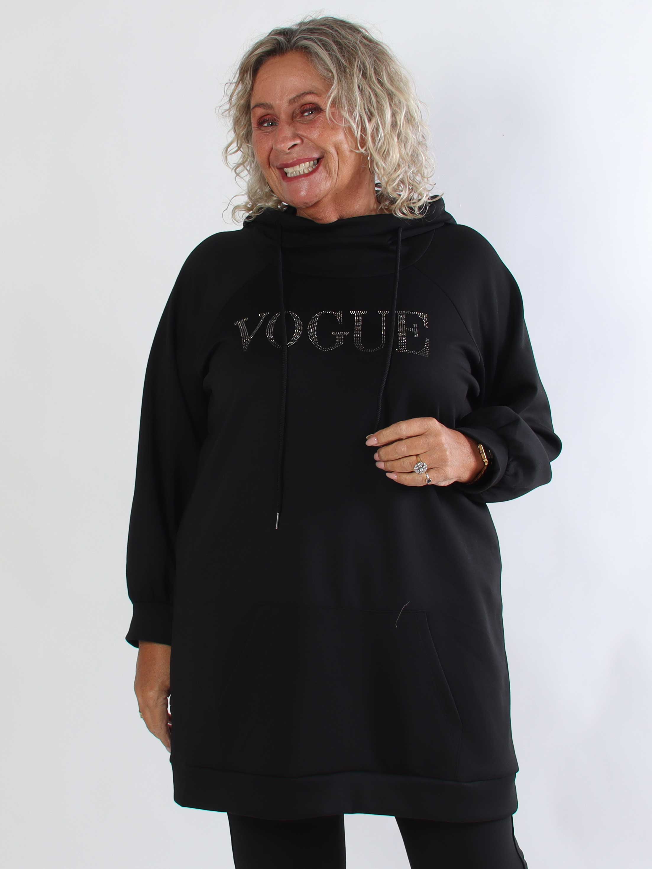 Thalia - Blød plus size joggingkjole med VOGUE stående på brystet
